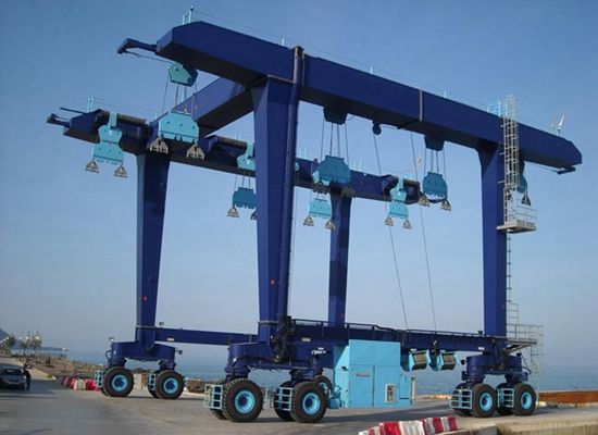 marine-travellift-lifting-solution-Huada crane