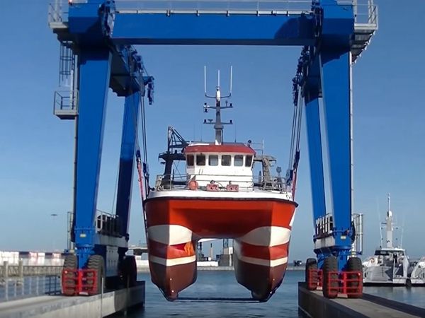 mobile-marine-travellift-factory-price-Huada crane