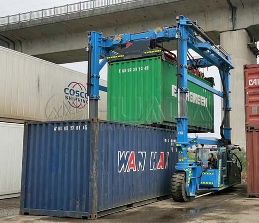 Container Straddle Carrier
